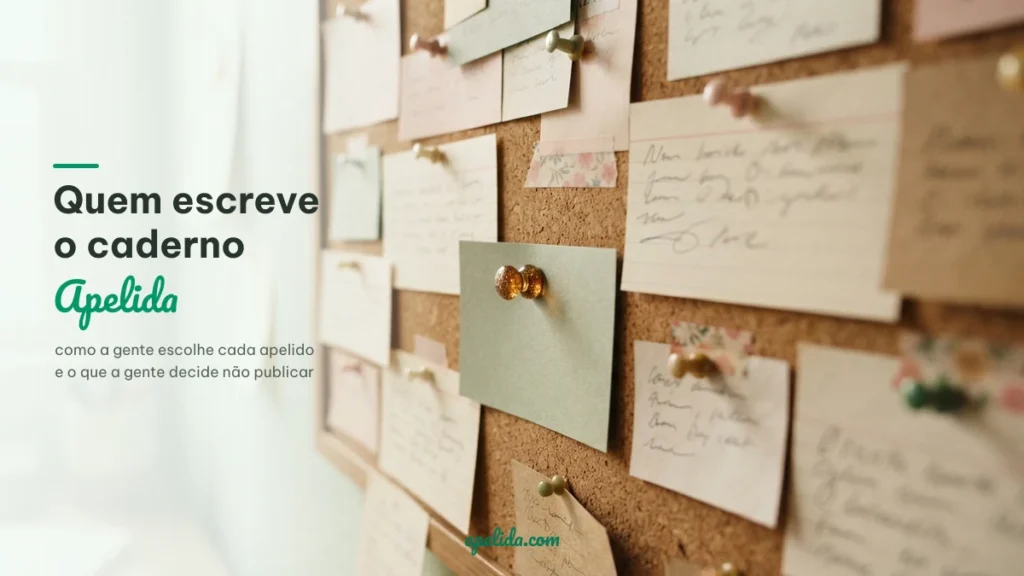 Mural de cortiça com fichas de papel escritas à mão presas por percevejos, em parede verde-menta