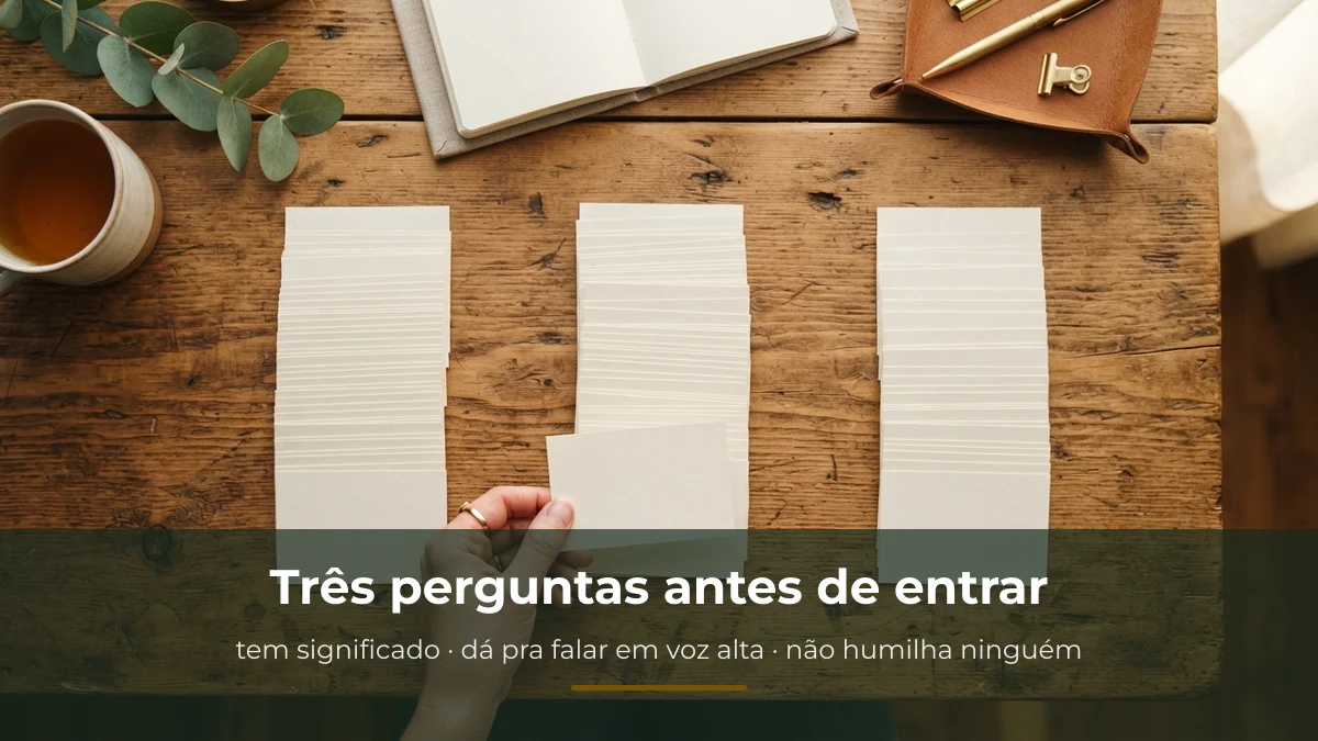 Fichas de papel sendo separadas em três pilhas sobre mesa de madeira, representando os critérios do Apelida