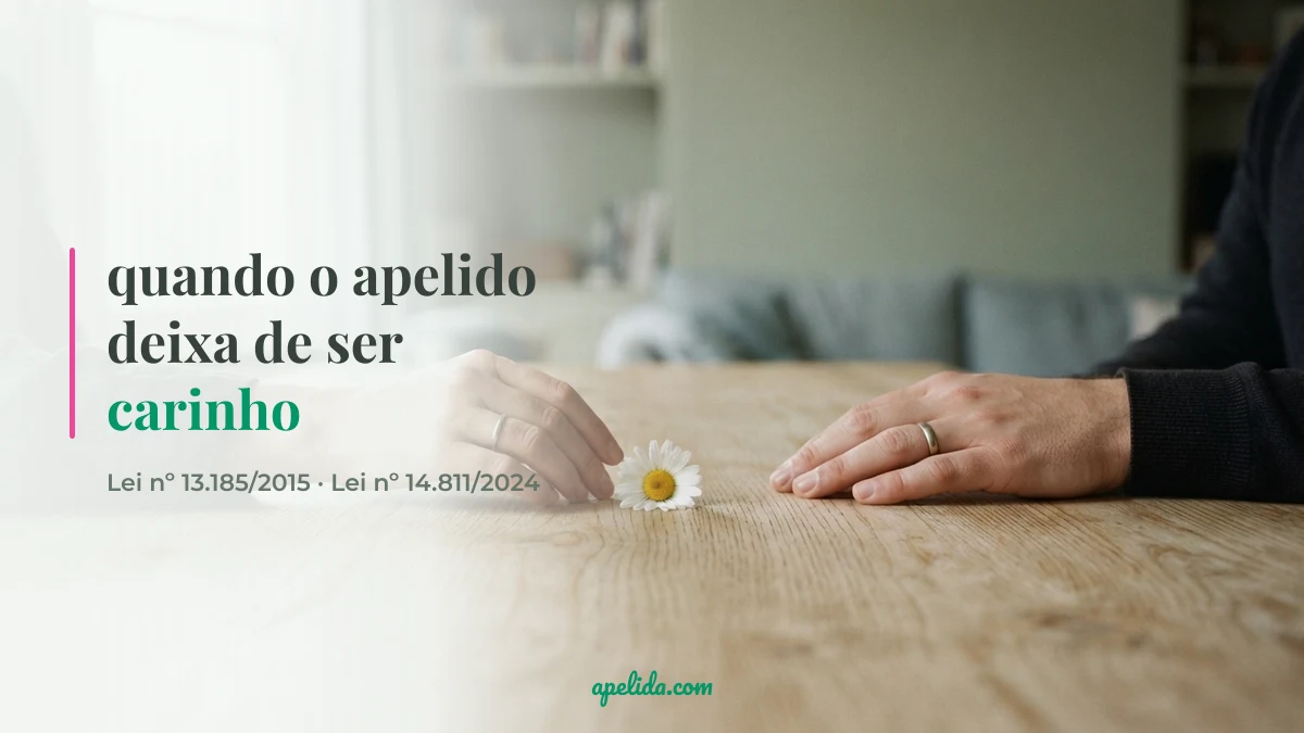 Duas mãos afastadas sobre a mesa com uma margarida no meio, sobre quando o apelido vira bullying